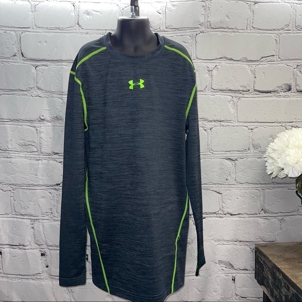 Under armour compression shirt mens small
